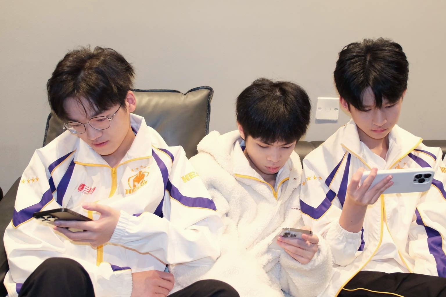 开云官网-DK碾压LGD，Zeus关键团战开团秒人宿敌对决半决赛，留下经典瞬间