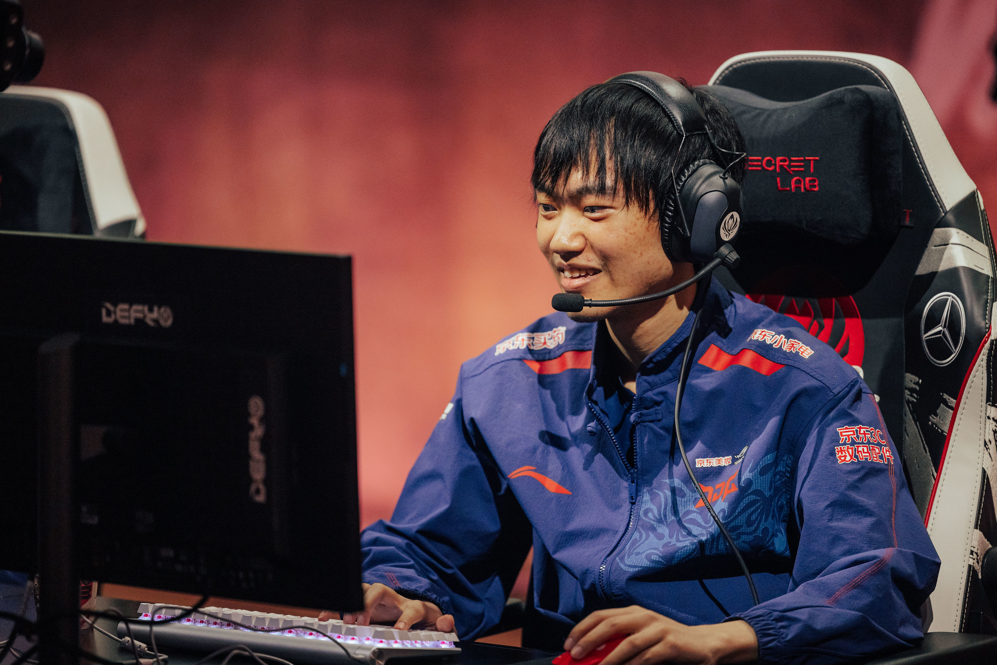 GEN横扫JDG,Zeus极限生还后反打宿命之战八强赛,点燃全场激情 GEN横扫JDG,Zeus极限生还后反打宿命之战八强赛,点燃全场激情