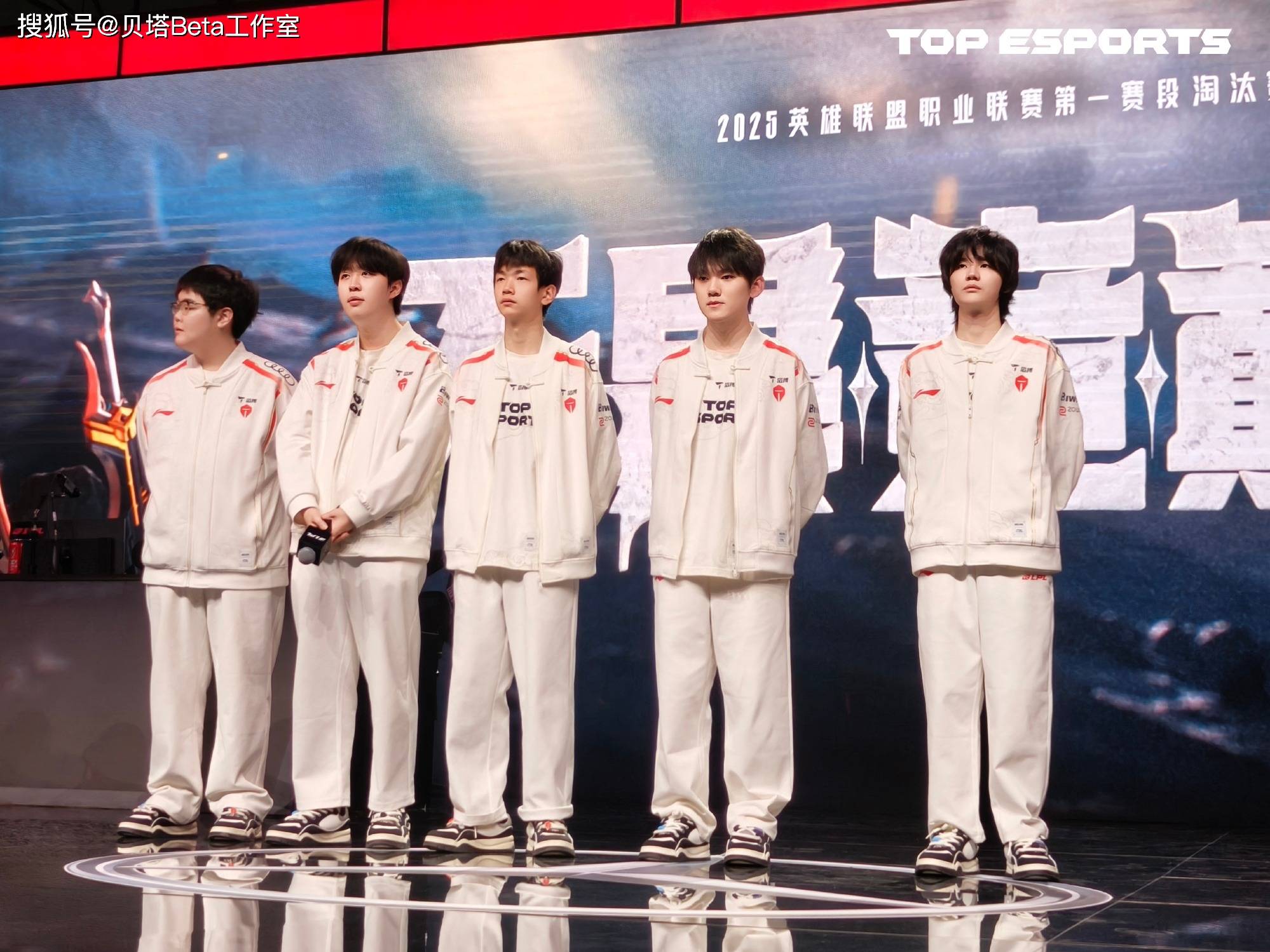 开云官网-TL横扫CLG，JackeyLove团战一打五激烈交锋小组赛，引爆全场热议